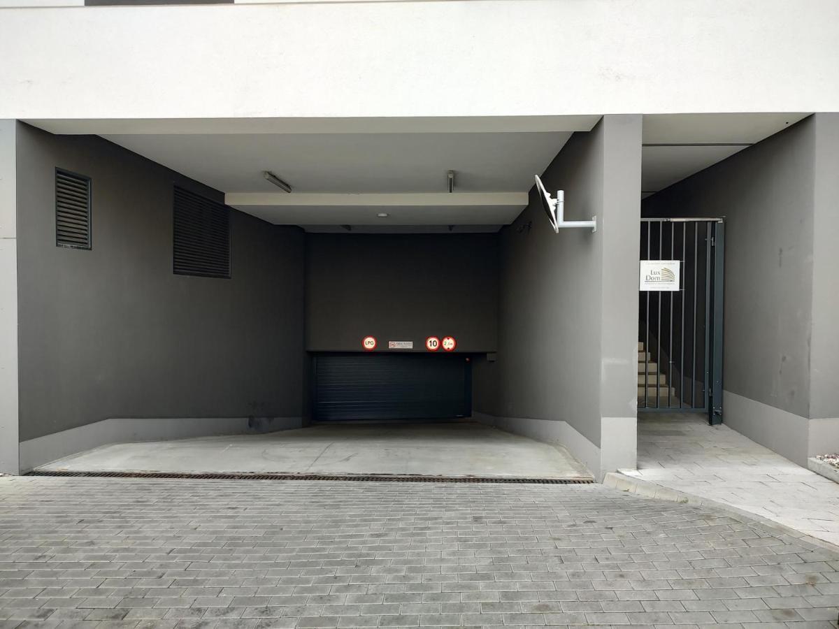 Uroczy Apartament Z Miejscem Na Auto W Garazu Apartment Варшава Екстериор снимка
